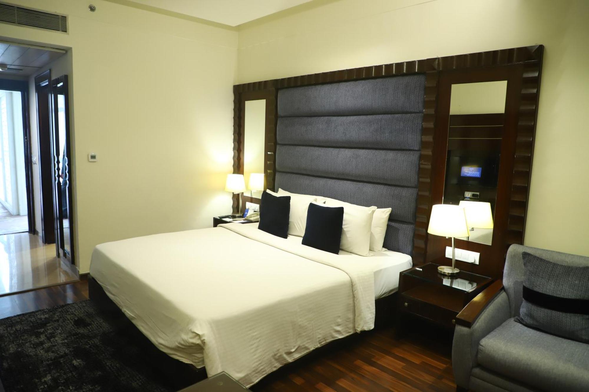 Deventure Sarovar Portico Kapashera, New Delhi Exteriör bild
