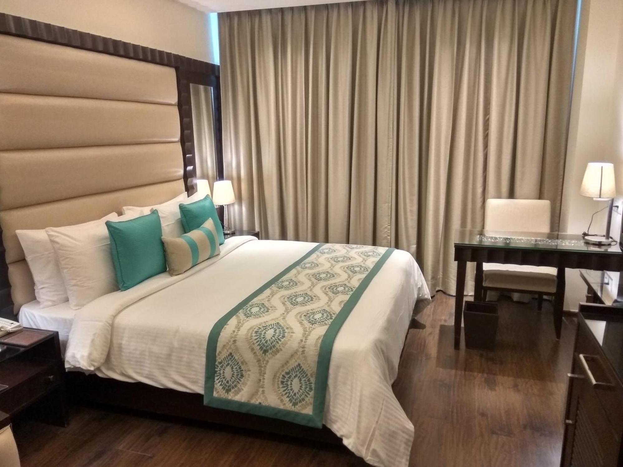Deventure Sarovar Portico Kapashera, New Delhi Exteriör bild