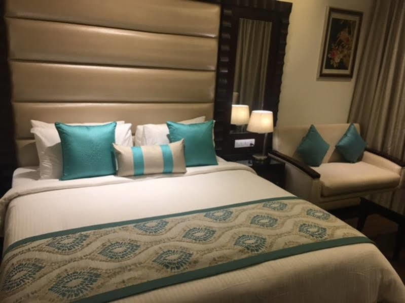 Deventure Sarovar Portico Kapashera, New Delhi Exteriör bild